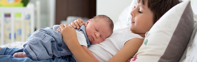 Combien de temps et d'heures de sommeil doit dormir un nourrisson ou un bébé de 0, 1, 2 ou 3 mois ?