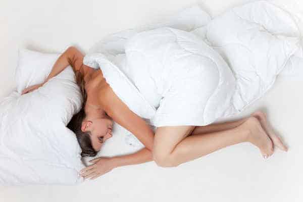 une mauvaise position de sommeil augmente le risque de mal de dos au réveil