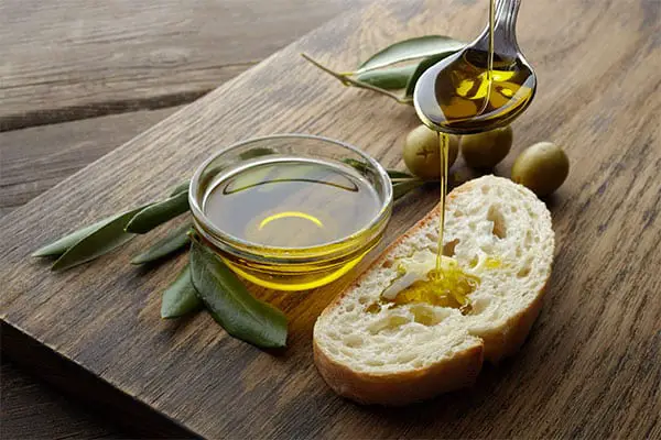 Morceau pain-huile-d'olive