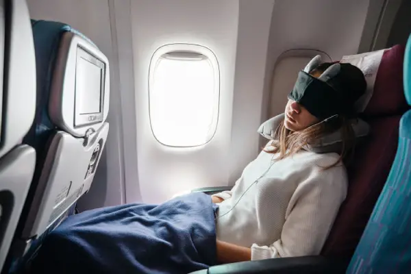apporter ces accessoires incontournables pour dormir en avion
