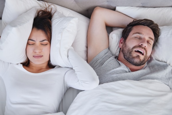 dormir avec une personne qui ronfle